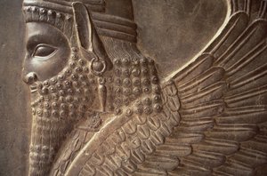 Skrzydlaty mężczyzna z ciałem lwa, fragment płaskorzeźby z północnej klatki schodowej z Tripylon, kamień ok. 470 p.n.e.